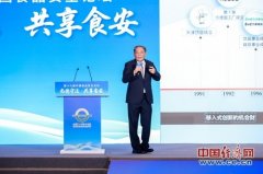 康师傅控股无限公司地方研究所所长钟国兴正在